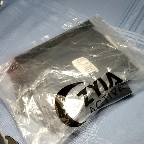 NWT Zyia Black Cuffed Mirage Mid-Rise 7/8 24" - 6-8 - Picture 8 of 9